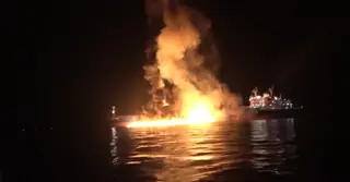 হরমুজে তেলবাহী ট্যাংকারে হামলার ঘটনায় ভয়াবহ পরিবেশ বিপর্যয়ের আশঙ্কা